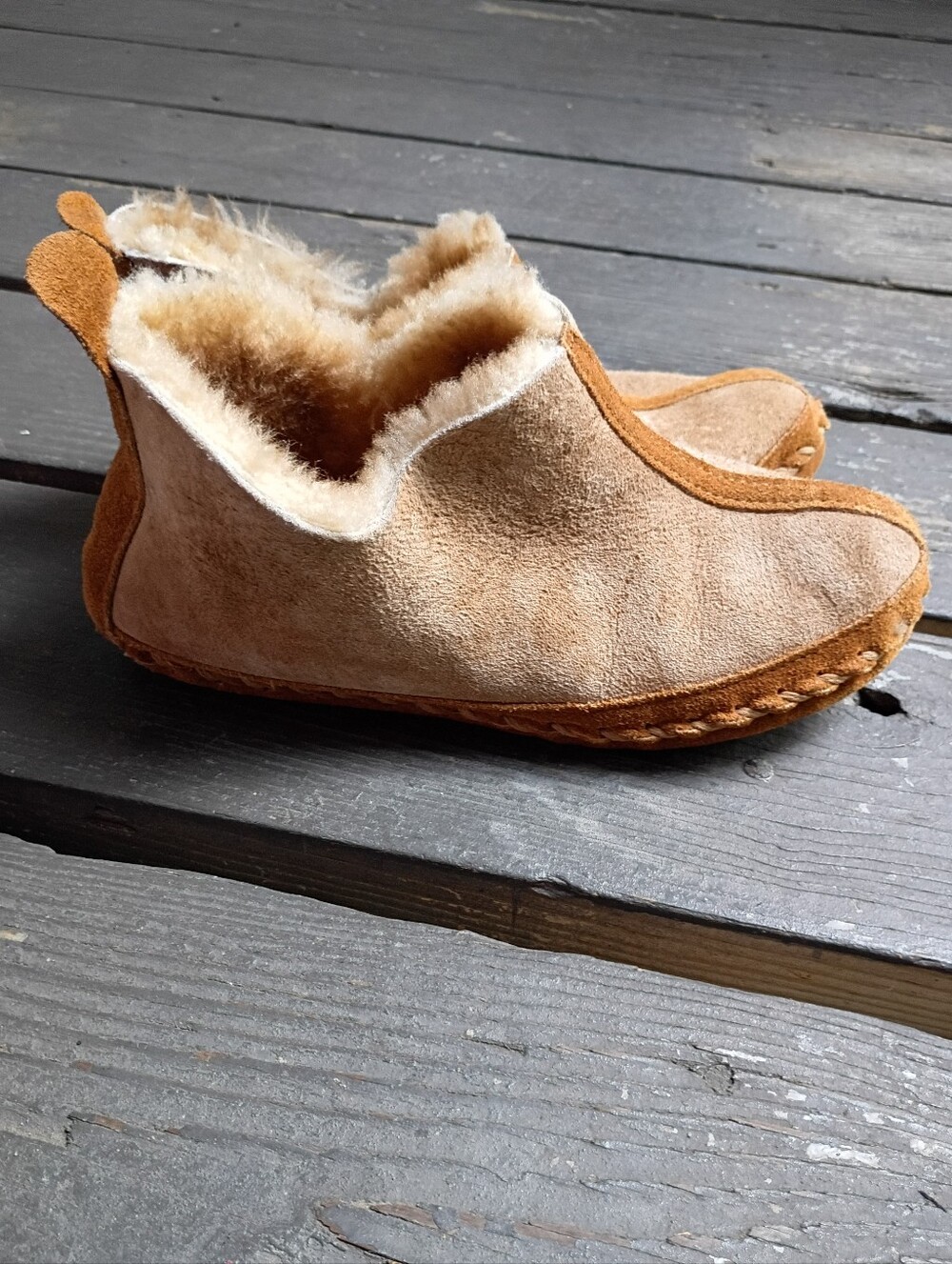 L.L. Bean Vintage Cozy Shearling-Lined Suede Slippers in Light Brown Size 7